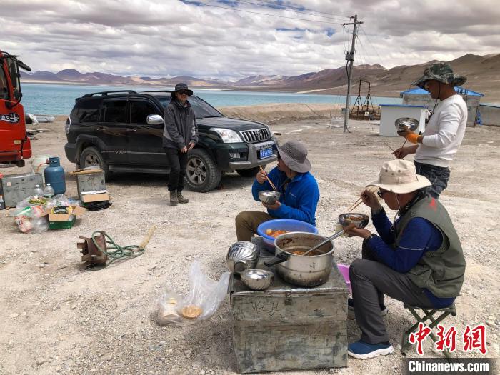 在“世界屋脊”上作業(yè)，中國科考隊(duì)員衣、食、住、行有何特色？