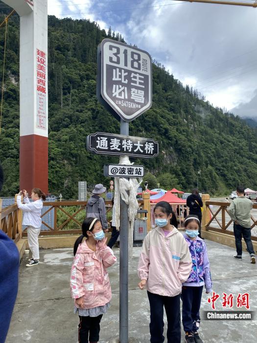 游人在通麥特大橋拍照打卡。彭寧鈴 攝
