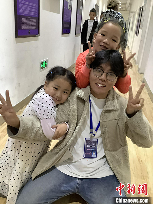 “Z世代”旦真旺加認為，拉薩是一座開放與包容的城市，記憶中的拉薩是彩色的。2021年，旦真旺加從浙江大學(xué)漢語言文學(xué)專業(yè)畢業(yè)后，他選擇回到拉薩，成為一名漢語文實習(xí)助教。圖為8月4日，旦真旺加在課間陪學(xué)生玩耍。 <a target='_blank' ><p  align=
