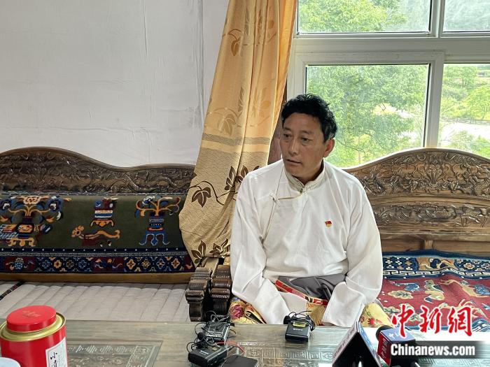 巴卡村黨支部書記、村委會(huì)主任尼瑪次仁。周璟 攝