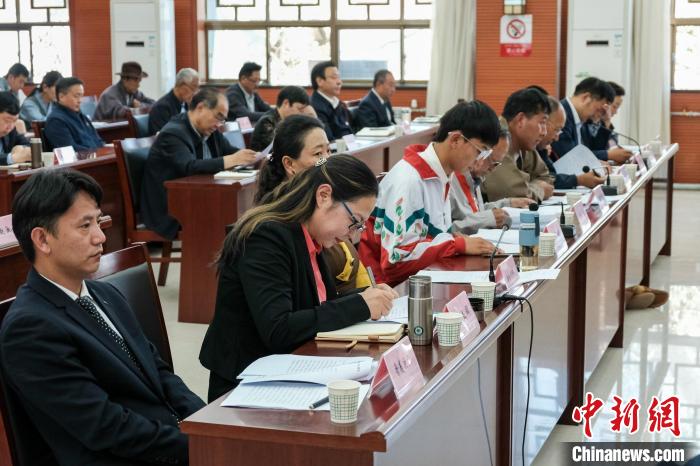圖為8月10日座談會現(xiàn)場，左一為歸國定居藏胞晉美次旦?！〗w波 攝
