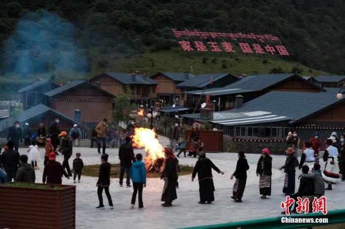 圖為8月5日，玉麥鄉(xiāng)民眾在鄉(xiāng)里跳鍋莊舞，從前的“三人鄉(xiāng)”熱鬧起來了。 <a target='_blank' ></p><p  align=