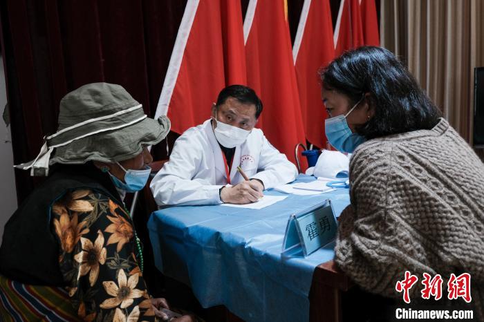 北京大學(xué)第一醫(yī)院教授、主任醫(yī)師霍勇在義診現(xiàn)場(chǎng)接診。　江飛波 攝