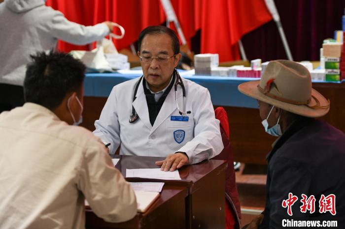 北京大學(xué)人民醫(yī)院心臟中心副主任、博士生導(dǎo)師王偉民為農(nóng)牧民問(wèn)診?！〗w波 攝