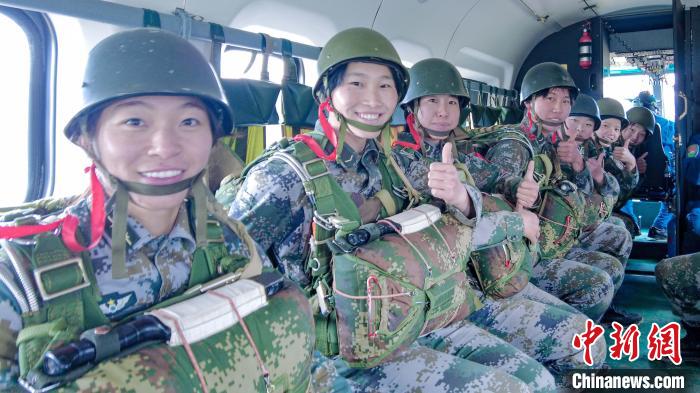 圖為女兵們?cè)谥鄙龣C(jī)上準(zhǔn)備跳傘。　王述東 攝