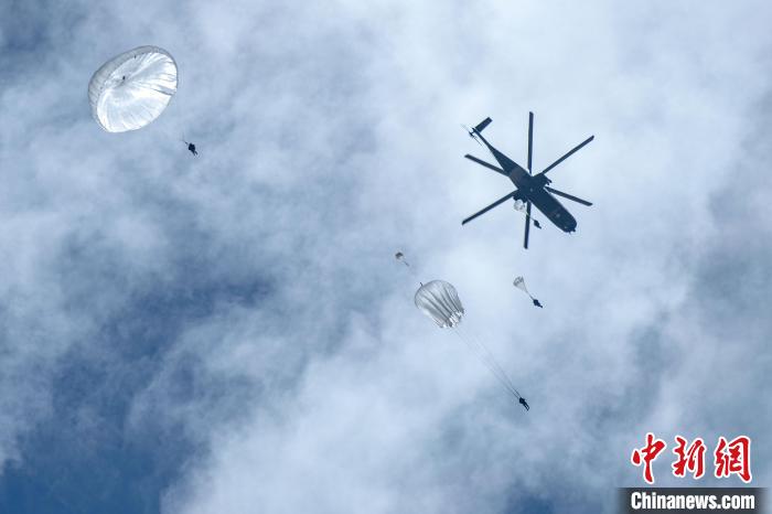 圖為傘降女兵在空中開(kāi)傘?！⊥跏鰱| 攝