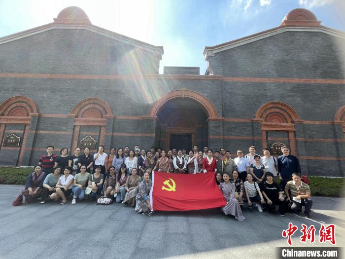 參觀中共一大、二大會(huì)址，學(xué)員們回顧了中國共產(chǎn)黨百年大黨的革命歷程?！∪A東師大供圖