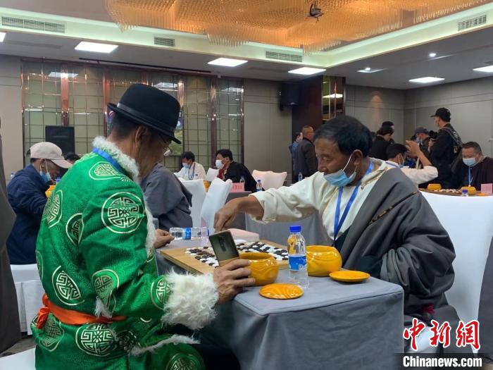 圖為參賽選手正在進(jìn)行藏棋對(duì)弈?！≈x牧 攝