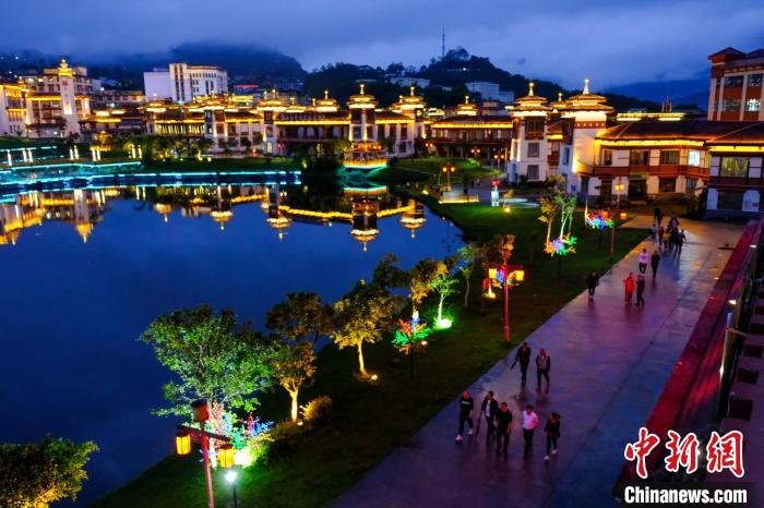 圖為2021年5月18日，西藏自治區(qū)墨脫縣城入夜，昔日的“高原孤島”如今面貌一新?！〗w波 攝