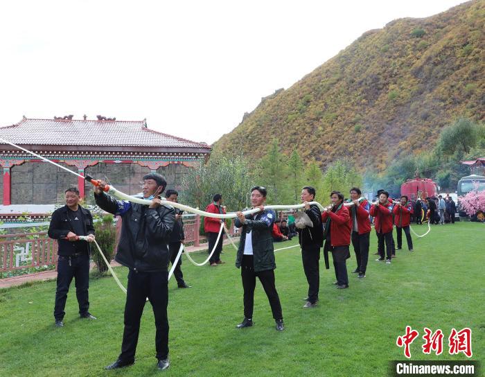 圖為護林員體驗架設(shè)水泵。　昌都市森林消防支隊 供圖