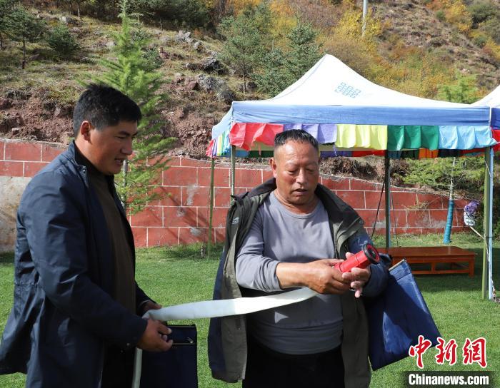 圖為護林員操作體驗滅火裝備?！〔际猩窒乐ш?供圖