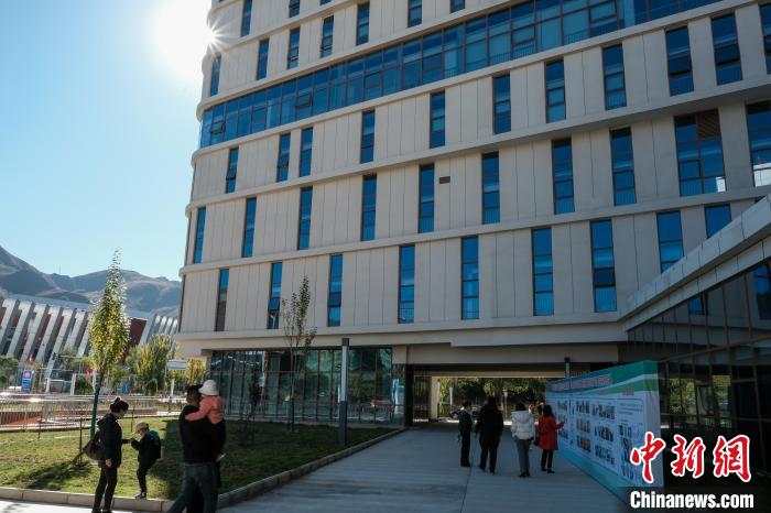 因疫情防控需要，此次義診活動進行了人數(shù)限定。圖為西藏民眾帶著孩子到醫(yī)院就診?！〗w波 攝