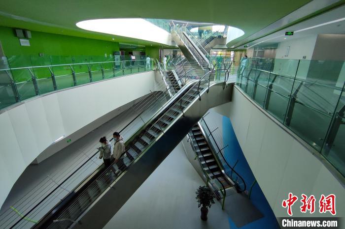 圖為西藏自治區(qū)婦產(chǎn)兒童醫(yī)院內(nèi)景?！〗w波 攝
