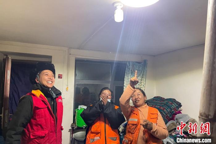 青藏公路109道班接入大網(wǎng)電?！?閆昱翰 　攝