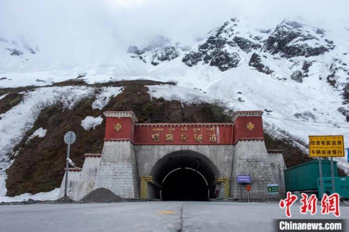 墨脫公路控制性工程——嘎隆拉隧道。上方為嘎隆拉雪山，曾是進(jìn)入墨脫最大的“攔路虎”。