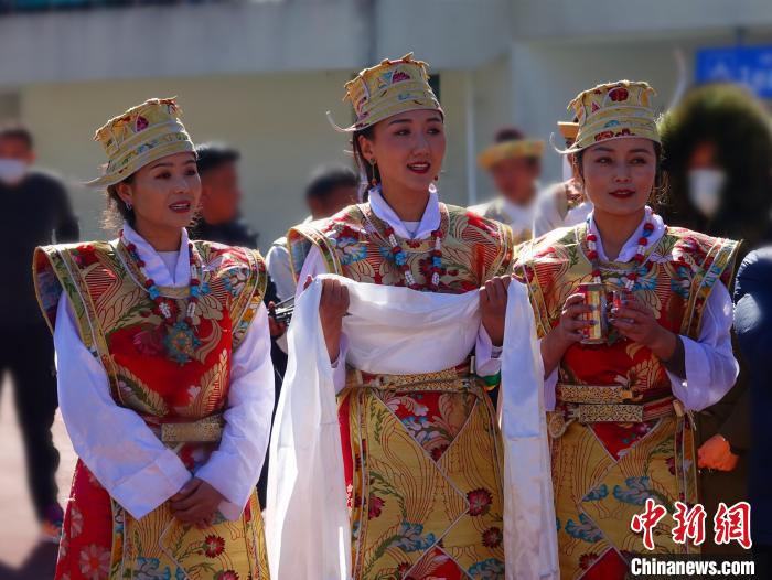 圖為身著節(jié)日盛裝的藏族姑娘?！∪轿木?攝