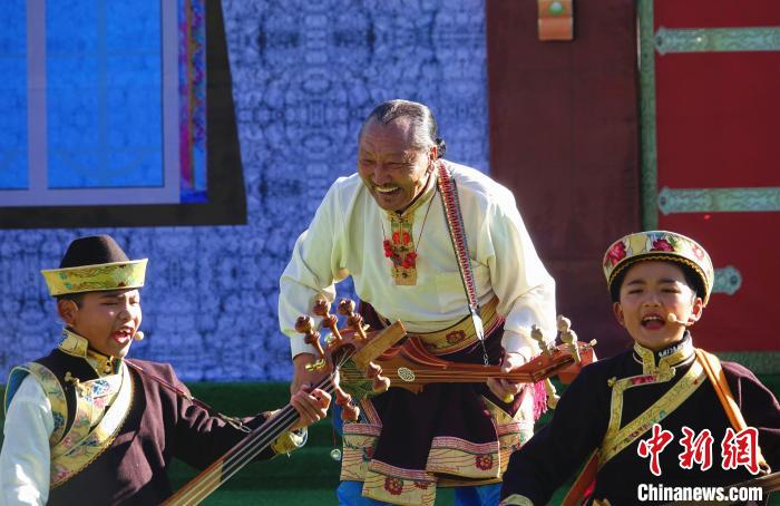 圖為2022工布新年暨響箭文化旅游系列活動(dòng)開(kāi)幕式上的文藝表演?！∪轿木辍z
