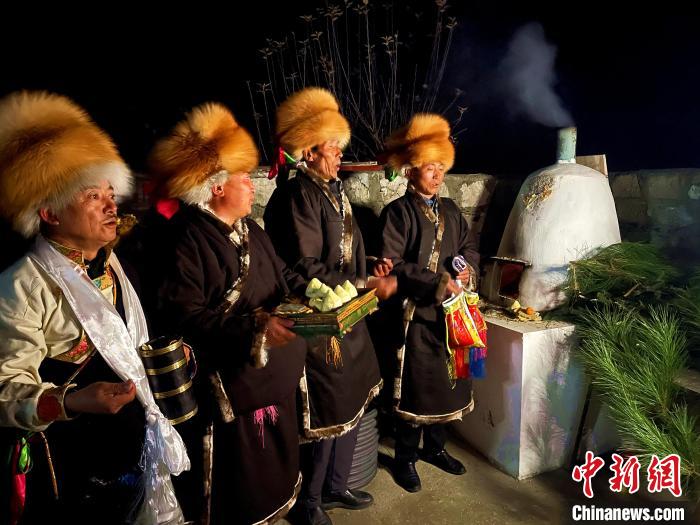 圖為除夕之夜進行的驅(qū)鬼儀式。　冉文娟 攝