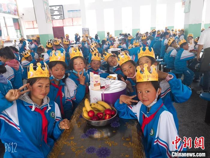 圖為加查縣安繞鎮(zhèn)小學學生集體過六一兒童節(jié)。　安繞鎮(zhèn)小學供圖