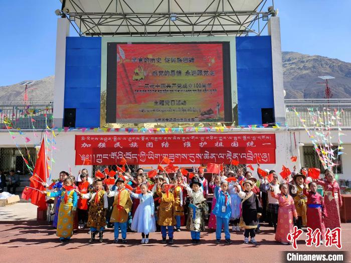 圖為加查縣安繞鎮(zhèn)小學各民族代表學生齊唱紅歌?！“怖@鎮(zhèn)小學供圖