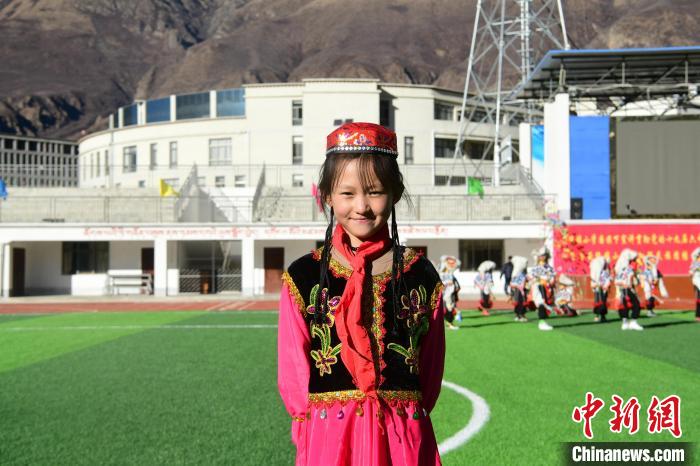 圖為加查縣安繞鎮(zhèn)小學回族學生馬萍。　貢嘎來松 攝
