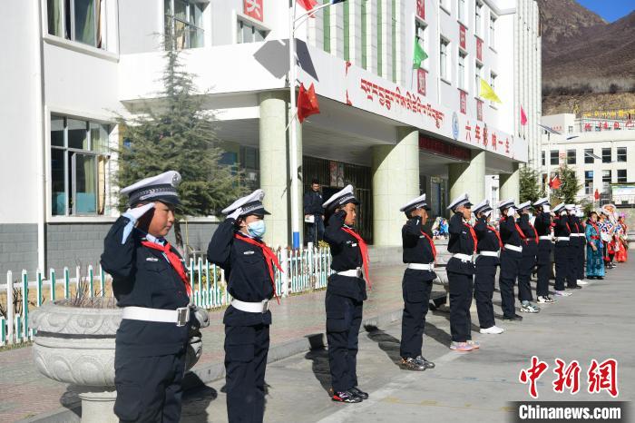 圖為加查縣安繞鎮(zhèn)小學學生爭當“小交警”體驗交警工作?！∝暩聛硭?攝