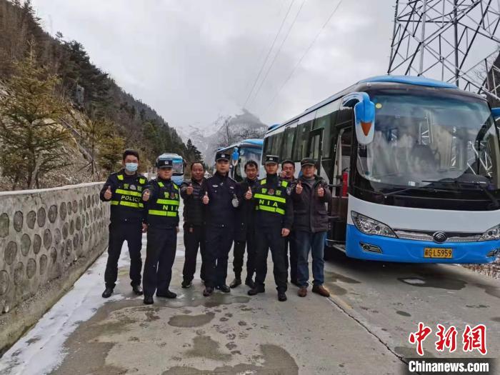 救援成功后，司機們與邊境派出所民警合影?！±罱ǚ?攝