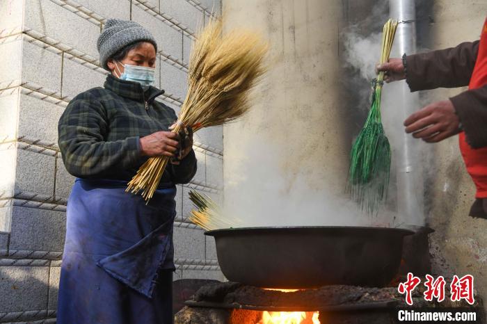 圖為拉薩手藝人制作年貨“羅薩梅朵”?！∝暩聛硭?攝