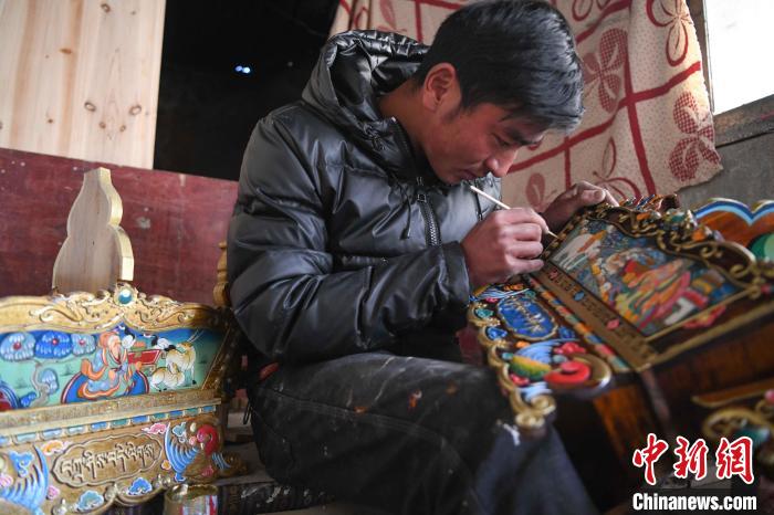 圖為拉薩手藝人制作年貨“切瑪盒”。　貢嘎來松 攝