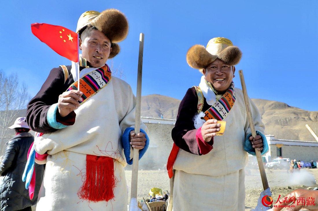 互敬青稞酒，祈福一年的豐收。人民網(wǎng) 次仁羅布攝