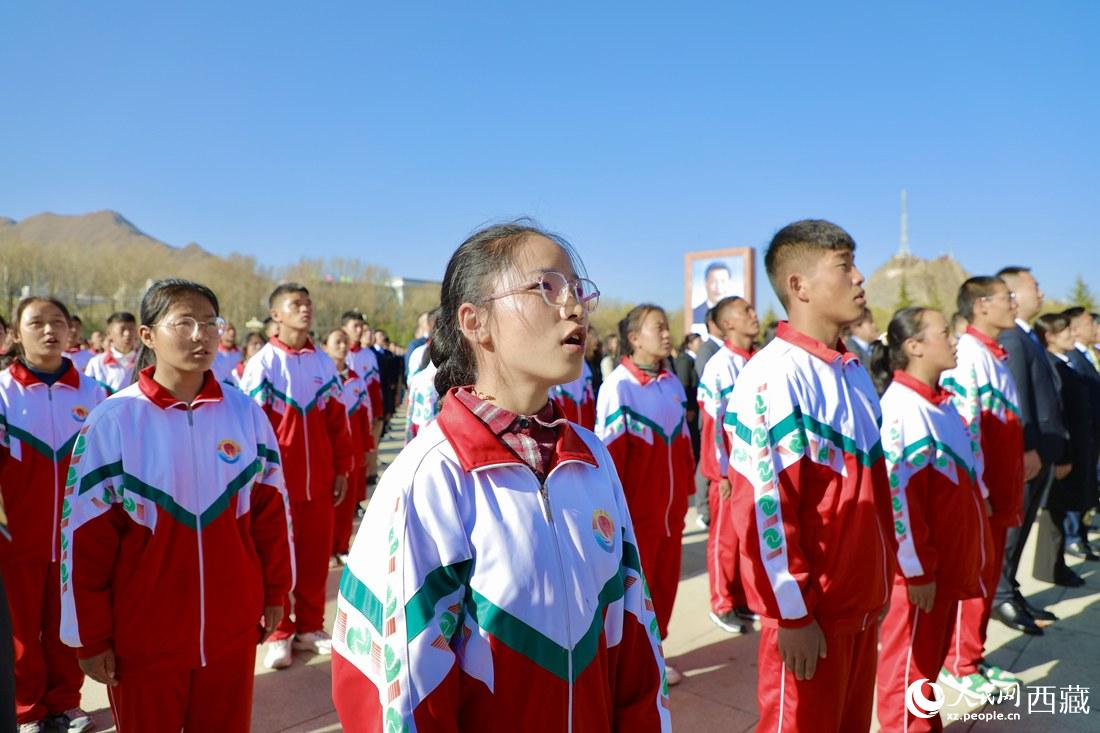 全體奏唱國歌。人民網(wǎng) 次仁羅布攝