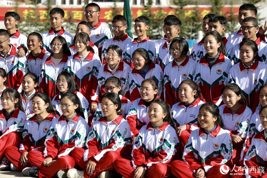 學(xué)生代表們合影留念。人民網(wǎng) 次仁羅布攝
