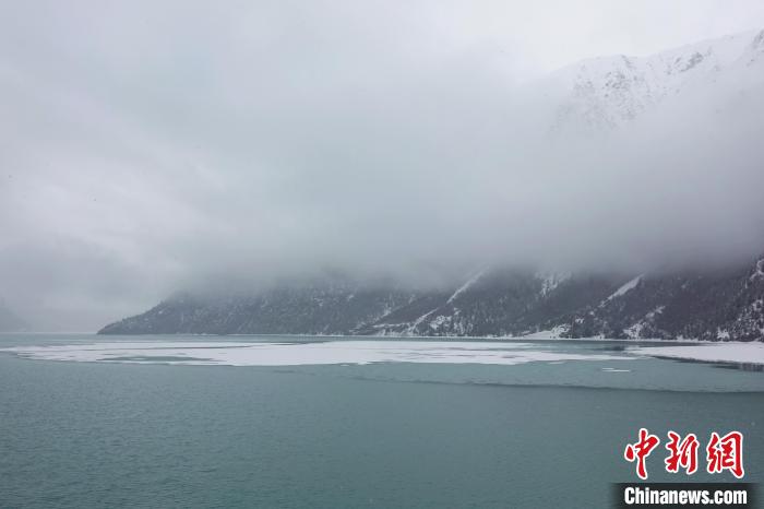 然烏湖春雪飄落?！∪轿木?攝