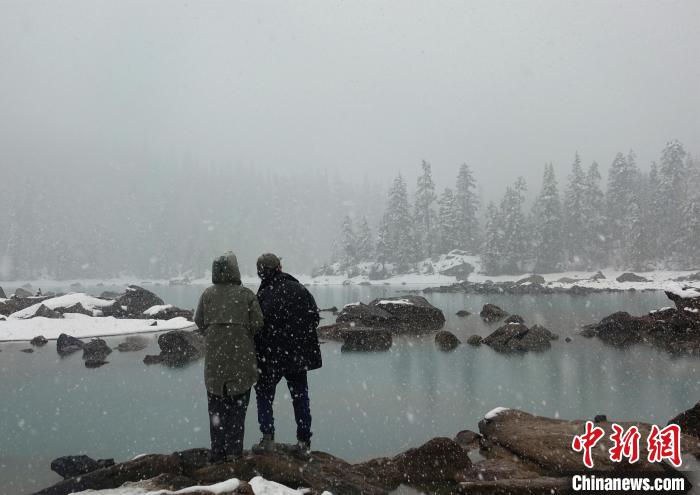 游客欣賞雪中然烏湖?！∪轿木?攝
