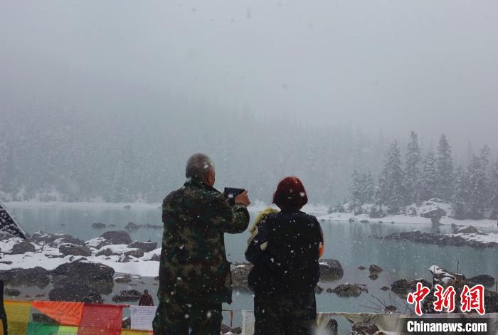 游客欣賞雪中然烏湖?！∪轿木?攝