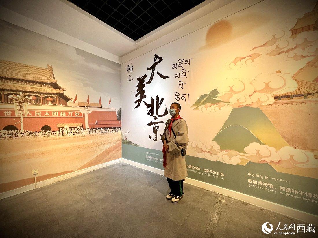 拉薩市北京實驗中學(xué)的學(xué)生講解員進行講解。人民網(wǎng) 次仁羅布攝