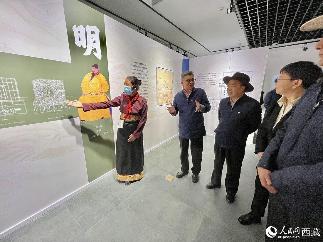 拉薩市北京實驗中學(xué)的學(xué)生講解員進行講解。人民網(wǎng) 次仁羅布攝