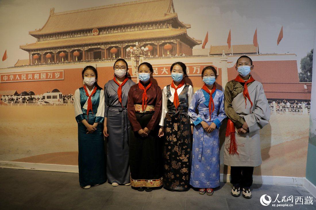 拉薩市北京實驗中學(xué)的小講解員們。人民網(wǎng) 次仁羅布攝