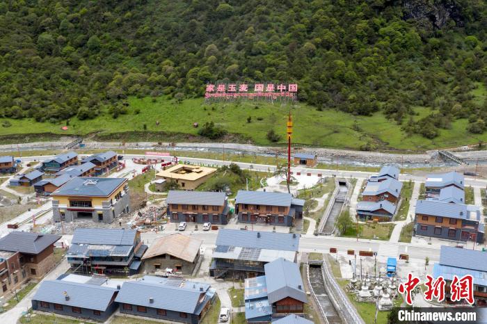 “家是玉麥 國是中國”的大字豎立在玉麥鄉(xiāng)旁的山腳上?！钊A峰 攝