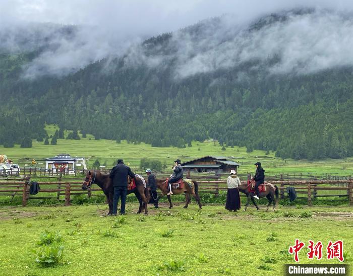 6月10日，游客在魯朗小鎮(zhèn)高山牧場景區(qū)體驗騎馬?！∪轿木?攝