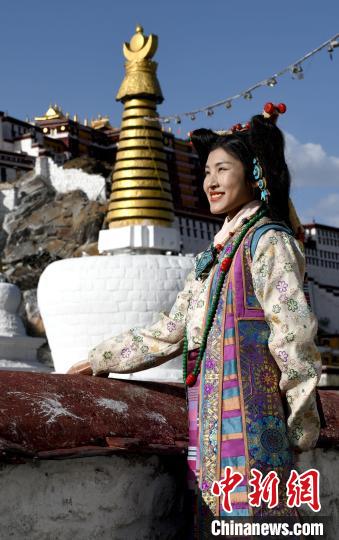 西藏自治區(qū)級非遺項目——拉薩服飾，圖為舊時拉薩貴族婦女的裝扮。