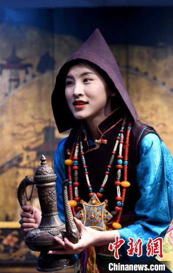 圖為西藏自治區(qū)級非遺項目——山南浪卡子縣的羊卓服飾?！±盍?攝