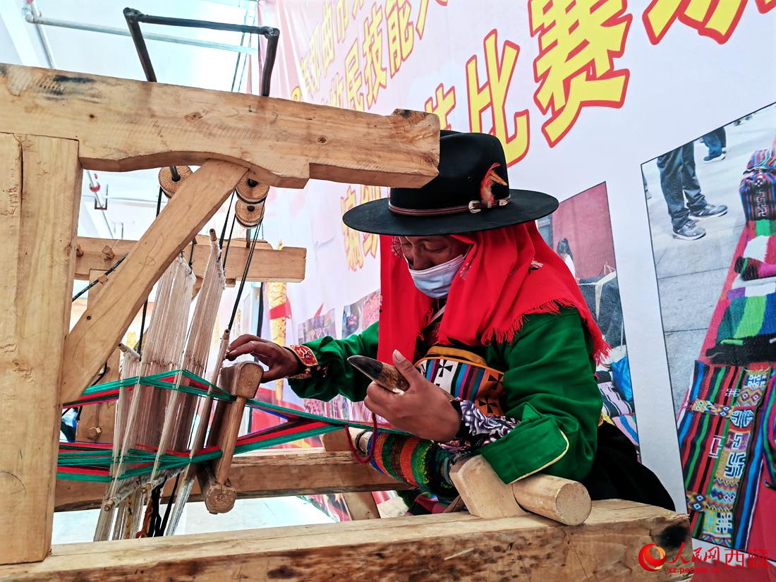 紡織手藝展示。人民網(wǎng) 李海霞攝