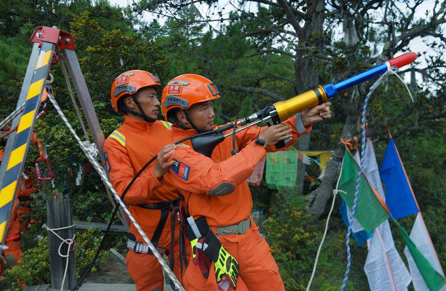 發(fā)射拋投器 。西繞拉翁攝