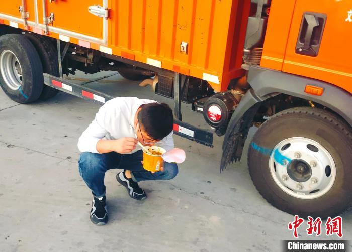 由于沿路疫情原因，閆光宇和朋友只能在服務(wù)區(qū)簡餐?！∴嵟?攝