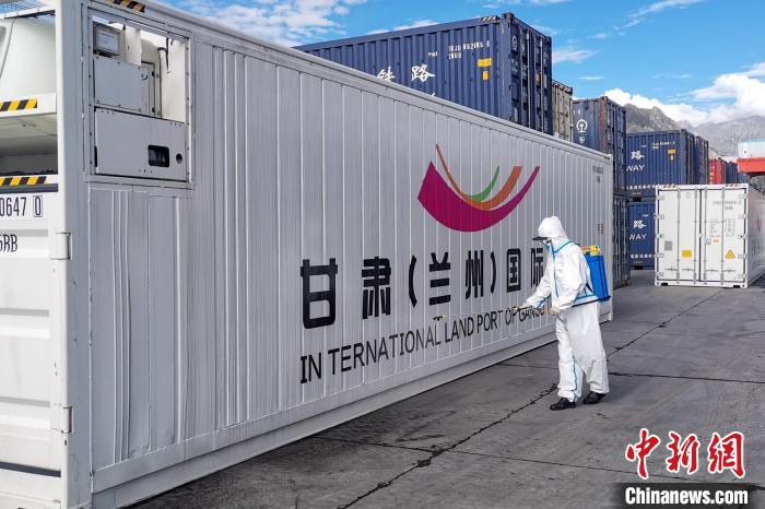 9月9日，甘肅省援助拉薩700噸生活物資“乘冷鏈專列”抵達(dá)拉薩?！?guó)鐵青藏集團(tuán)有限公司拉薩車務(wù)段 供圖
