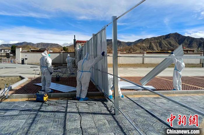 西藏金塔建設(shè)集團(tuán)有限公司職工支援日喀則方艙建設(shè)?！∈茉L者供圖