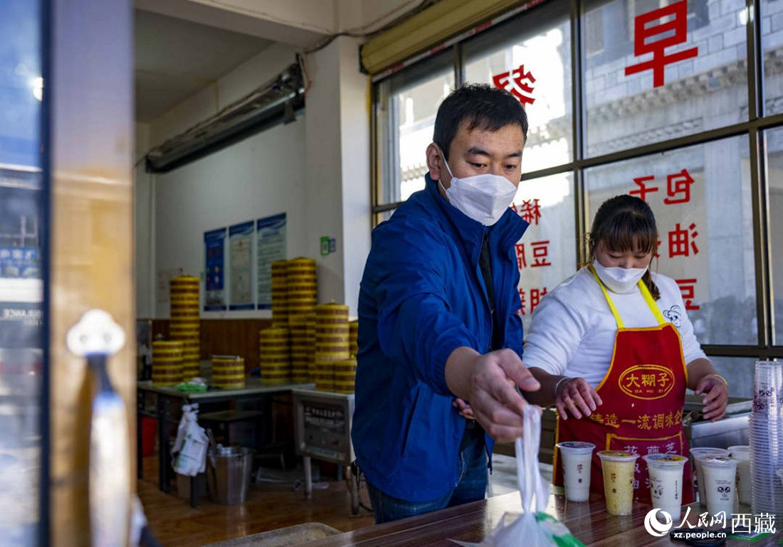 市民購(gòu)買(mǎi)早餐。人民網(wǎng) 次仁羅布攝