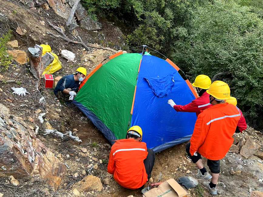 9月15日，電力施工人員正在施工點(diǎn)附近搭建暫居帳篷。白瑪多吉攝
