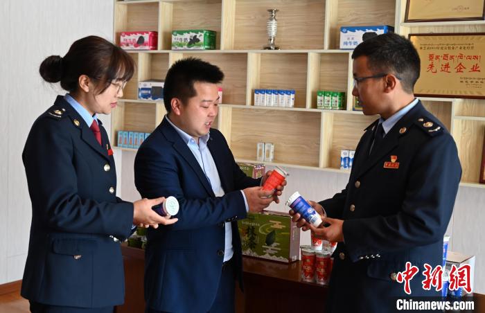 圖為林芝稅務(wù)部門上門了解企業(yè)情況，并宣講稅收政策。資料圖 趙朗 攝